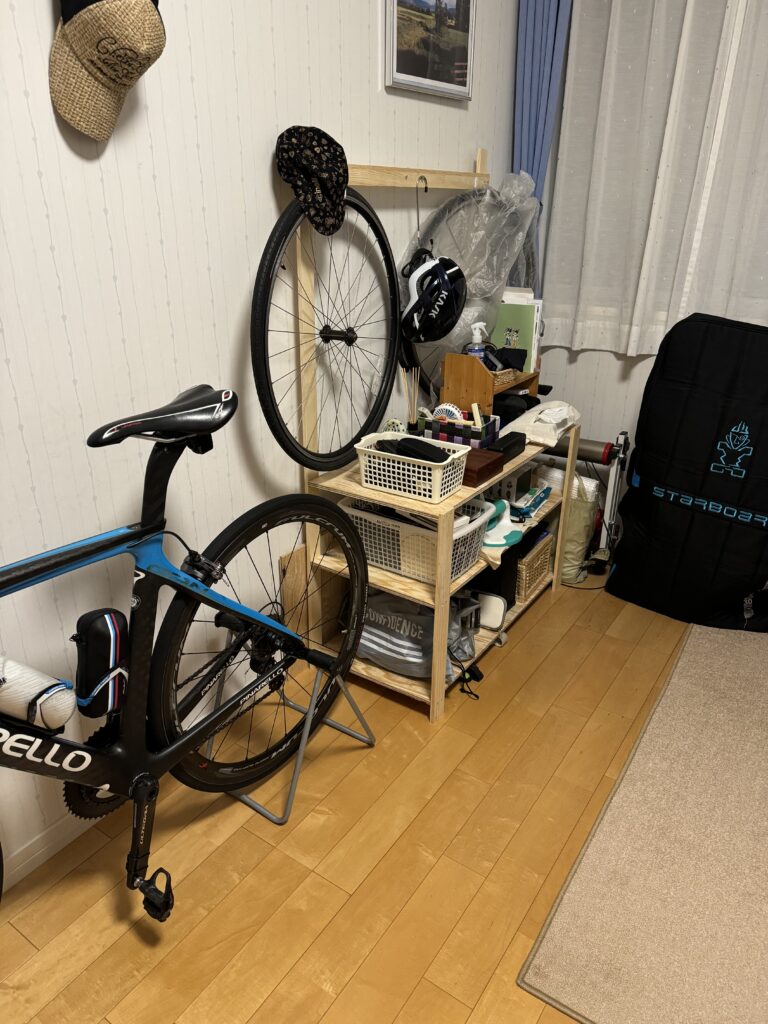 細々した小物を設置した家具